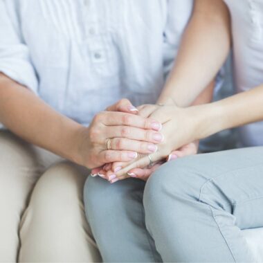 mains jointes dans un gestes de soutien illustre psychothérapie de soutien