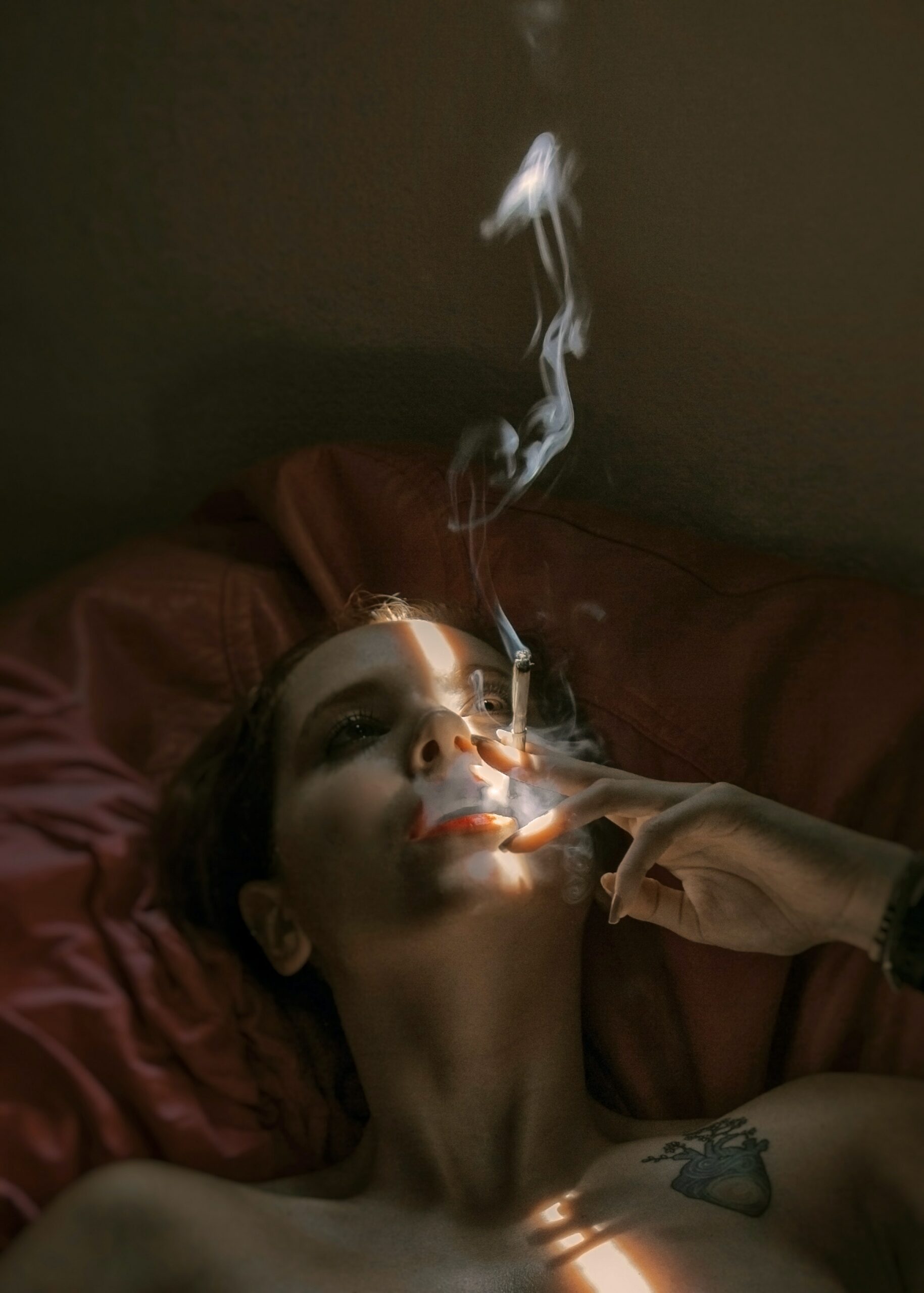 Femme fume dans son lit illustre Addiction et fonctionnements limitesiction et fonctionnements limites