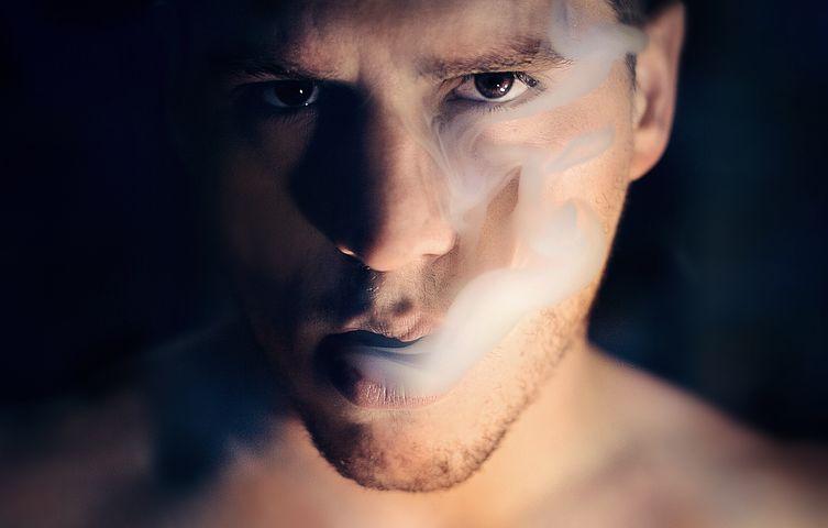 homme exhalant de la fumée illustre le sevrage du cannabis